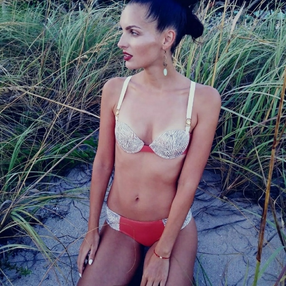 Bikini - Picture 2 of 3